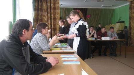 кон